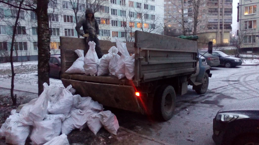 Вывоз мусора в мешках в Ейске в октябре