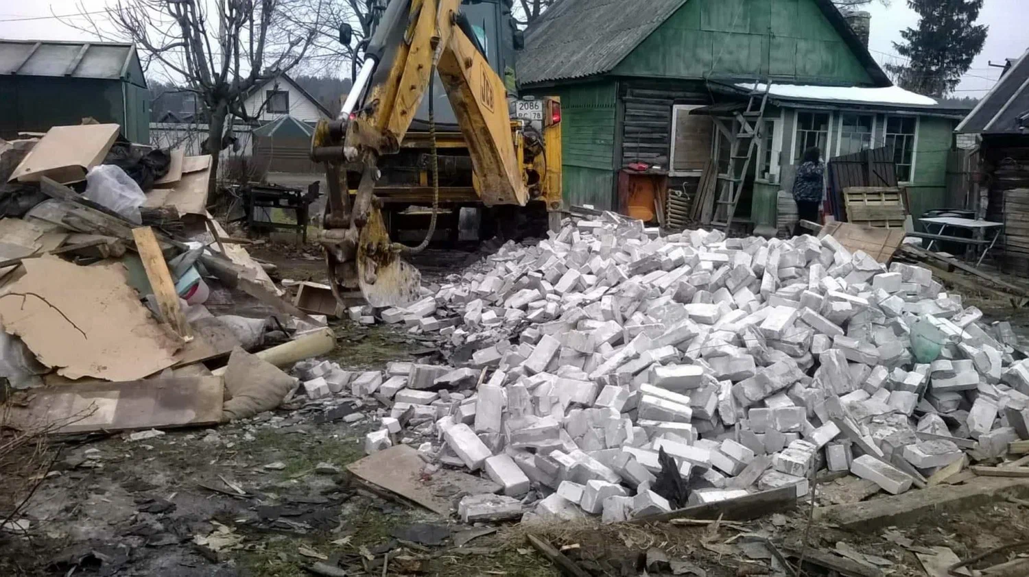 Вывоз мусора после сноса здания в Ейске от ПроМусор – цена от 5153 руб., утилизация и уборка стройотходов