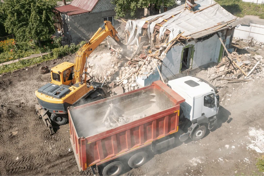 Вывоз мусора после сноса зданий с выездом в Ейске в октябре