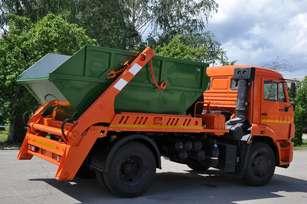 Заказ бункеровоза для вывоза мусора и отходов в Ейске в октябре
