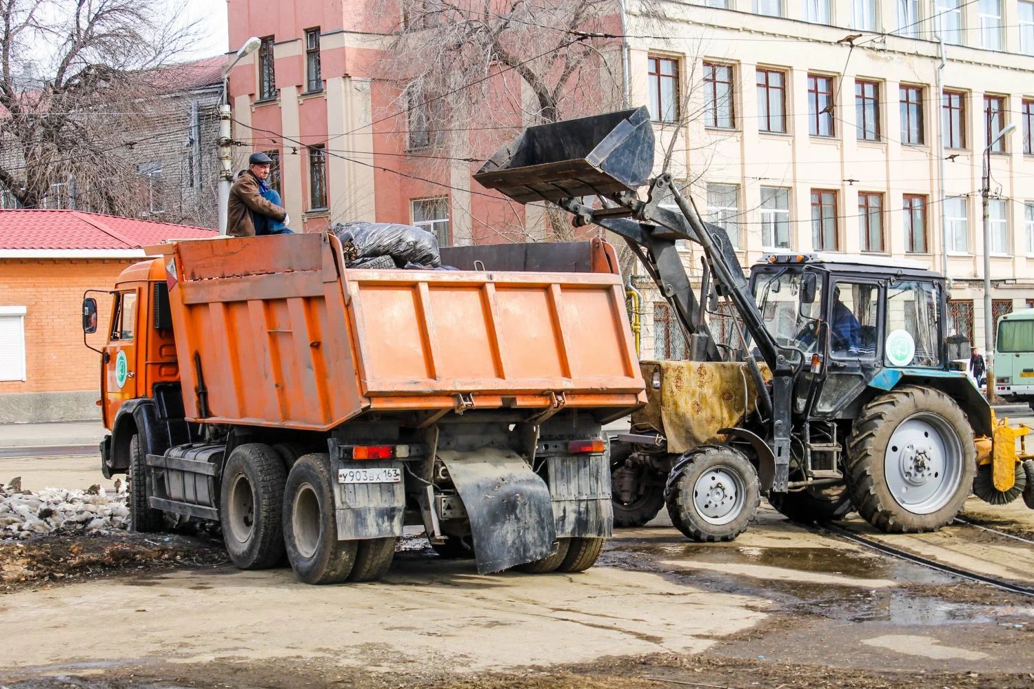 Вывоз мусора Камазом в Ейске – аренда и заказ Камаза 10 тонн от 2422 руб. в ПроМусор