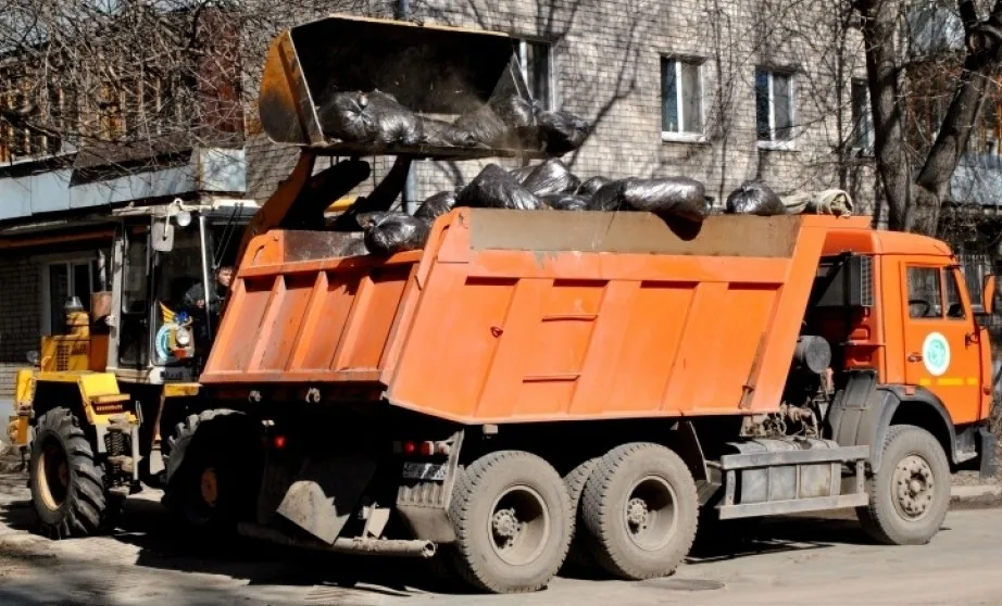 Вывоз мусора грузовым фургоном 5 тонн в Ейске – ПроМусор, аренда, цена от 1597 руб
