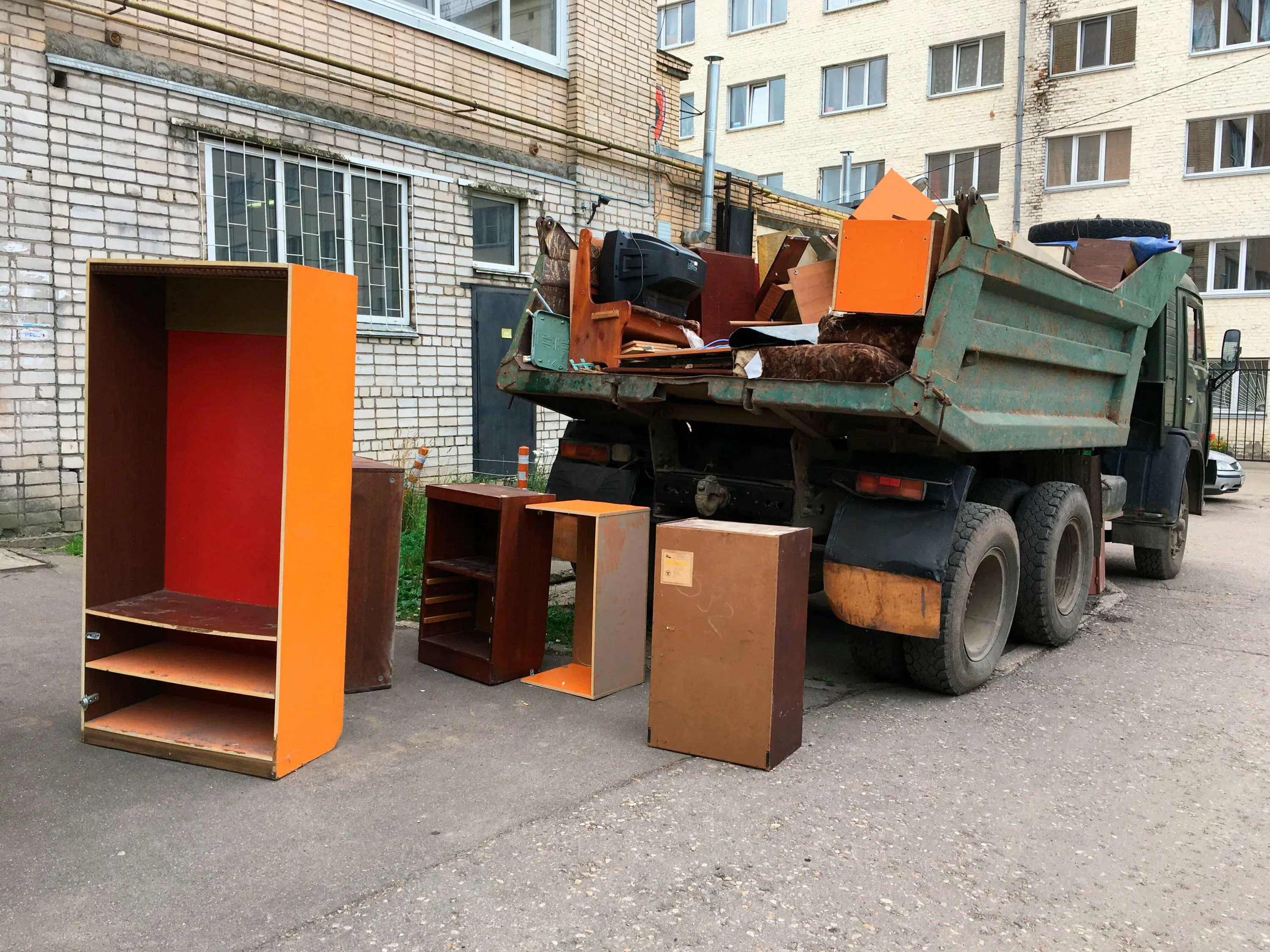 Утилизация старой мебели с вывозом и разбором в Ейске в октябре