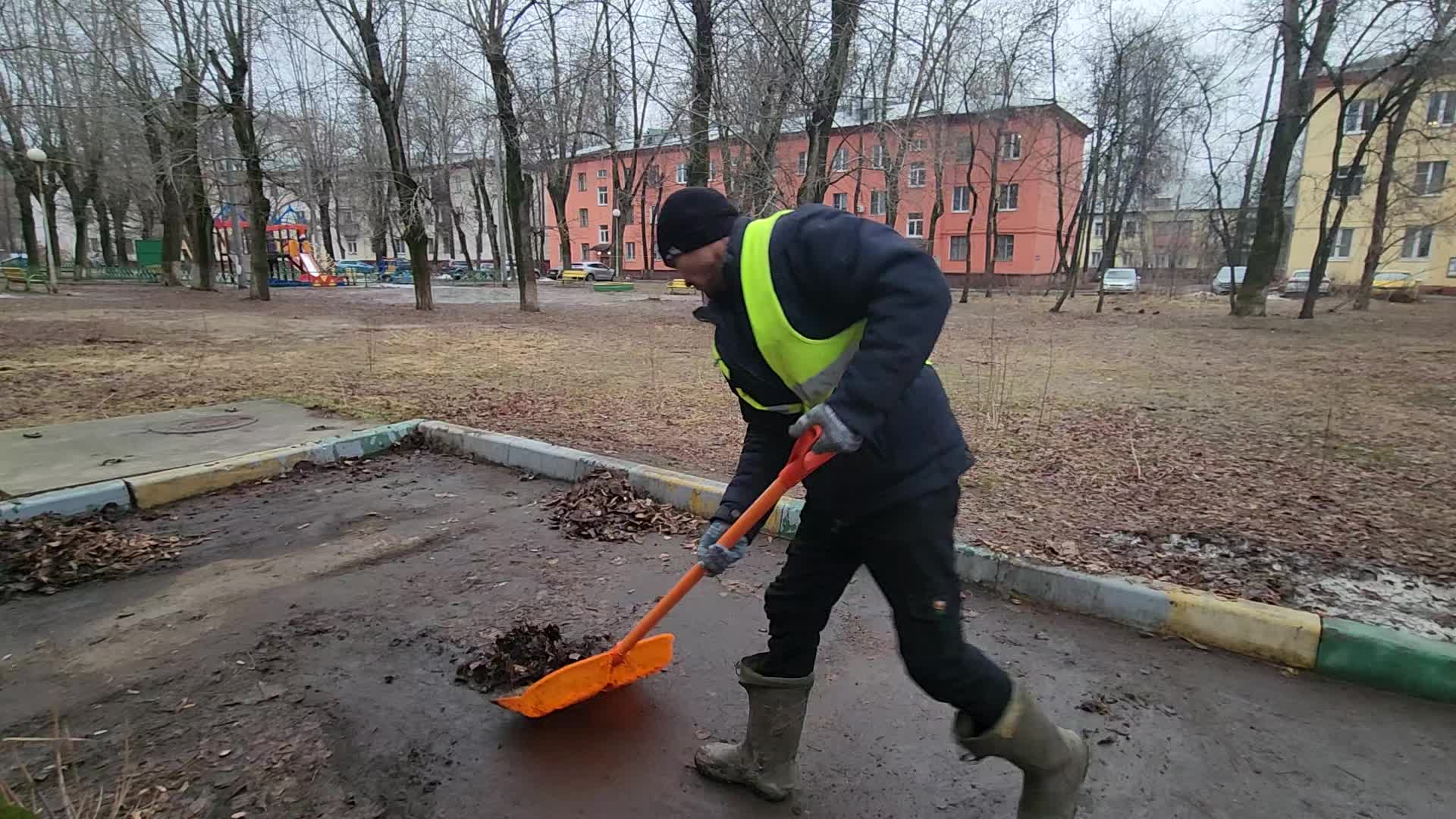 Уборка территорий в Ейске в октябре