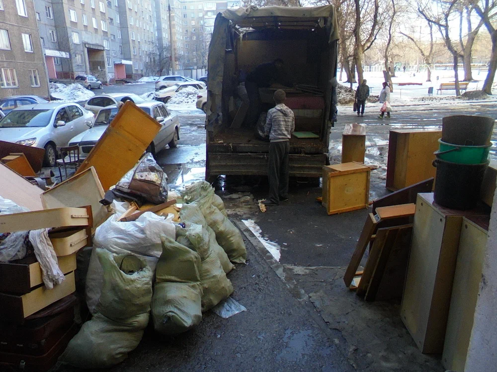 Вывоз мусора из подвала с утилизацией в Ейске в октябре