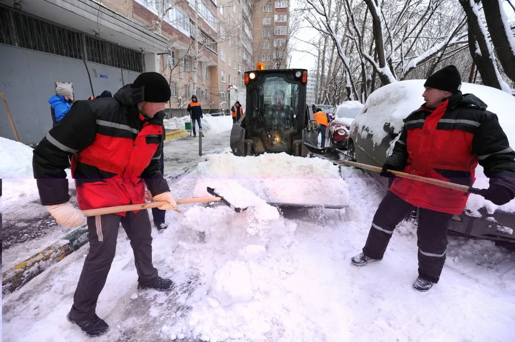 Очистка дворов от снега с гарантией результата в Ейске в октябре