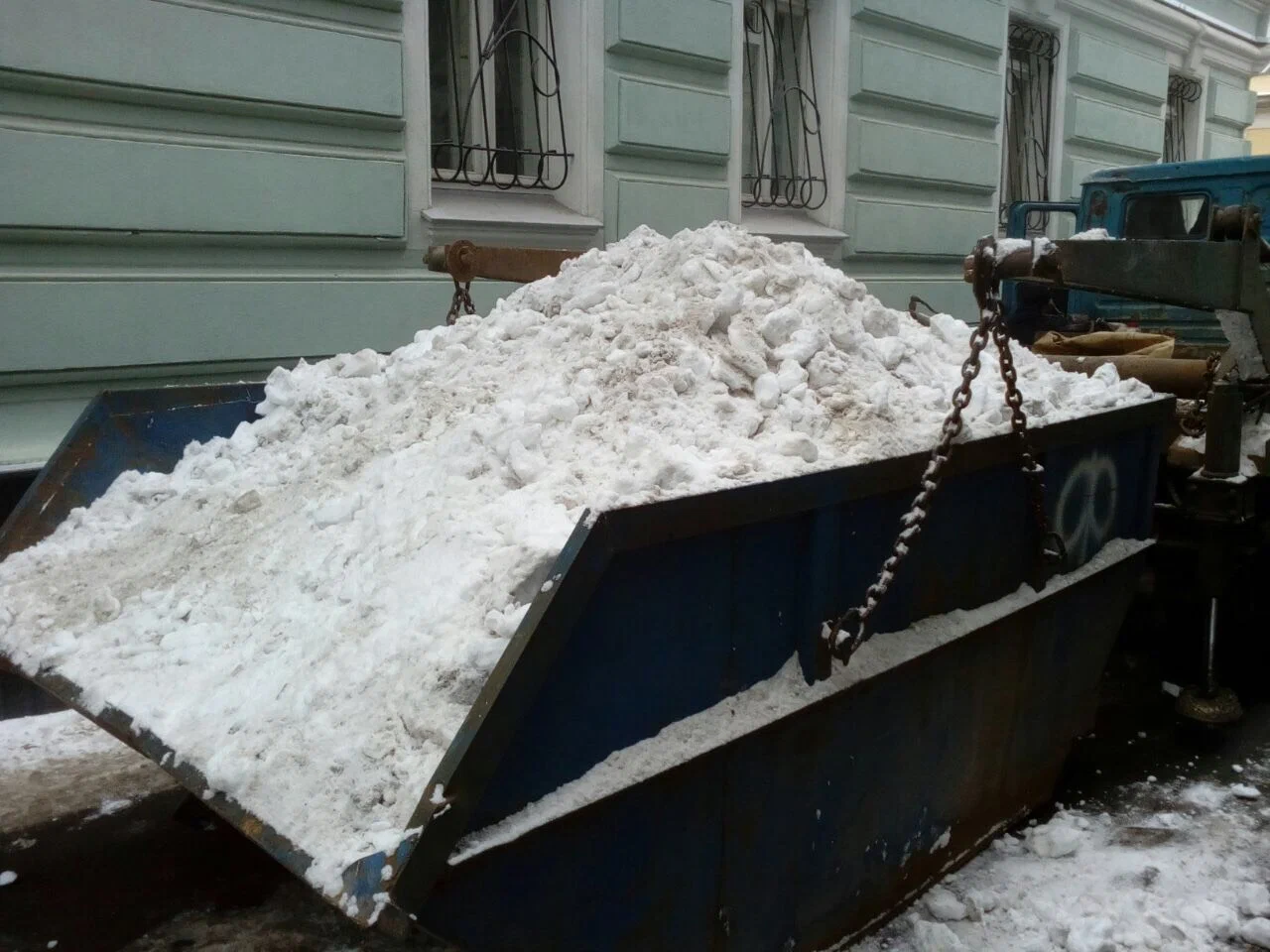 Вывоз снега контейнерами в Ейске в октябре