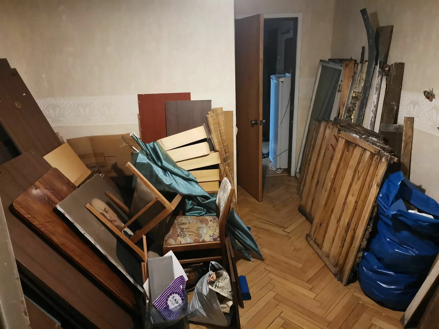 Демонтаж мебели с вывозом и утилизацией в Ейске в октябре